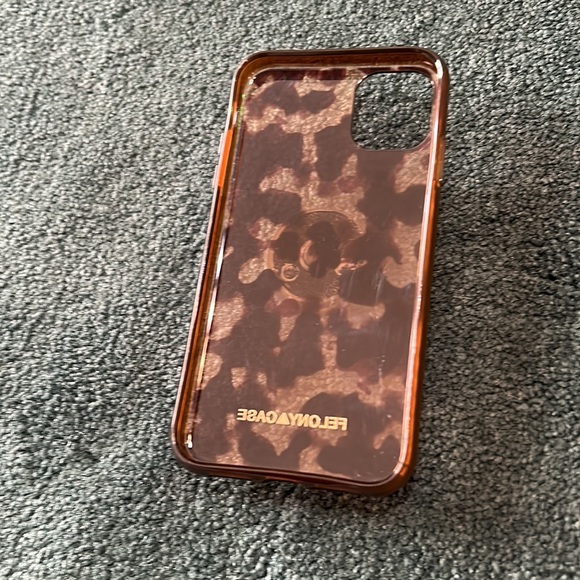 Felony Case iPhone 11 tortoise phone case with attached black pop socket - Picture 4 of 7